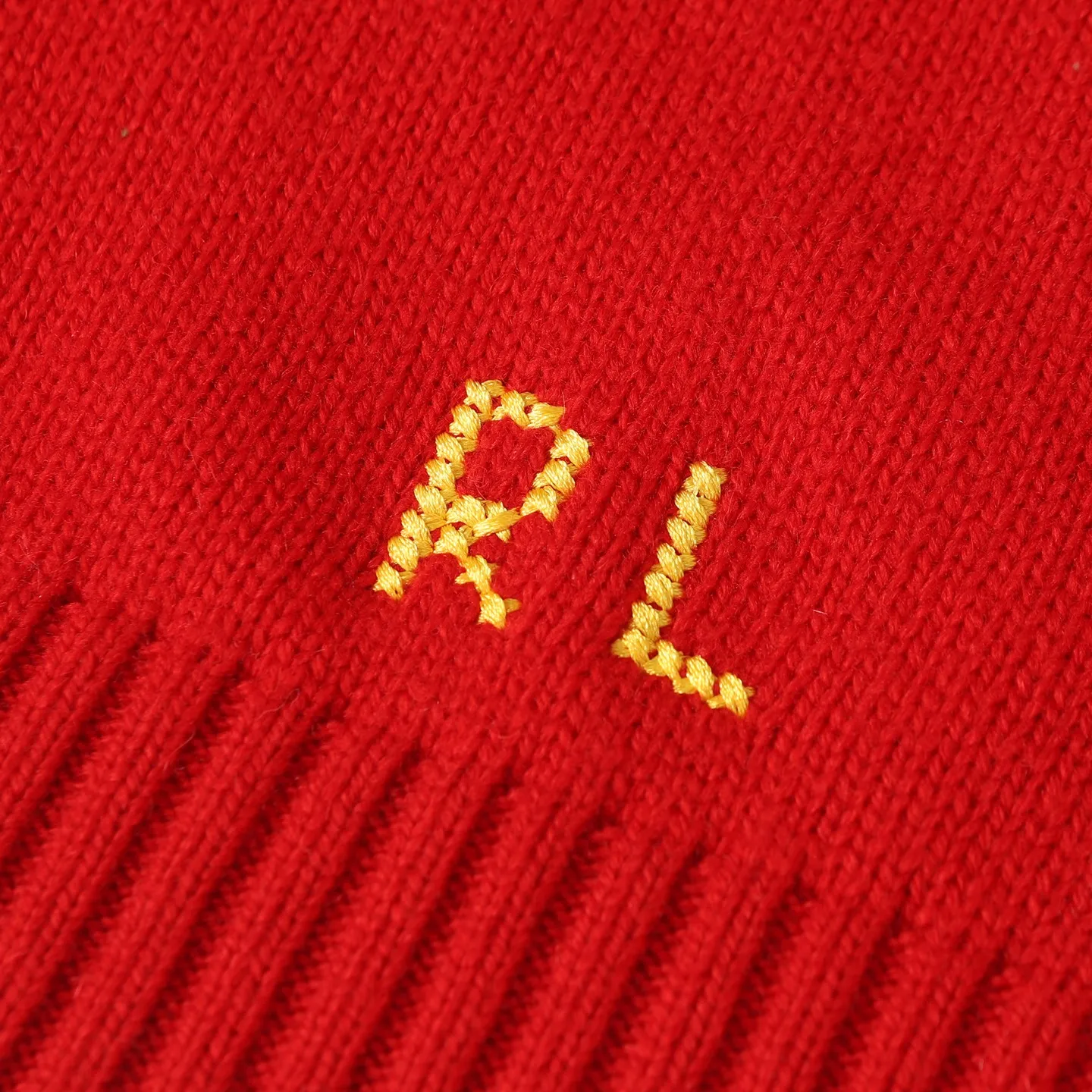 P470 [Wool] Original high-end quality Ralph lauren pol* 2026 early spring latest series! New Year's limited edition bear embroidered sweater, wool blend, soft and comfortable, super warm in autumn and winter! The little bear is wearing a red buttoned jacket and holding a red envelope. It is full of details and full of festive atmosphere. The classic round neck design is casual and versatile, and can be easily worn by both men and women. It is suitable for holiday gifts or daily wear. Exquisite craftsmanship + interesting design make it easy to create a festive look ✨. 3️⃣Personal color! S-M-L3️⃣ code!